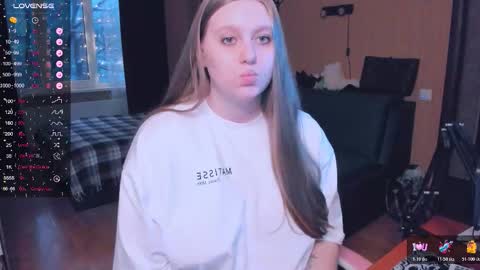 Snapshot of alice_dreamgirl_ chatting on 11-28-25, 01:03 Alice 3 online show from 11-28-25, 01:03