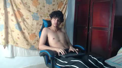 Snapshot of alice_julls chatting on 05-12-26, 09:12 alice online show from 05-12-26, 09:12