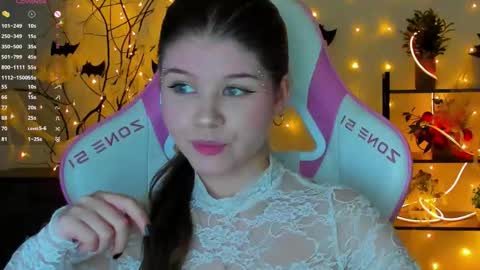 Snapshot of alice_tails chatting on 11-01-25, 09:06 Alice online show from 11-01-25, 09:06