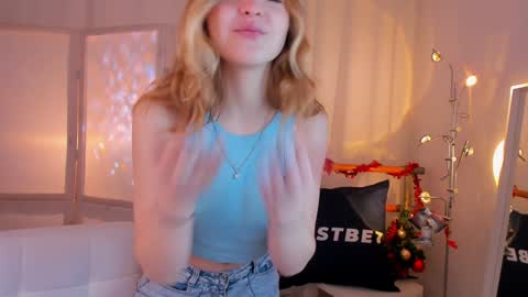 Snapshot of alice_tucci chatting on 12-19-24, 01:40 Alice online show from 12-19-24, 01:40