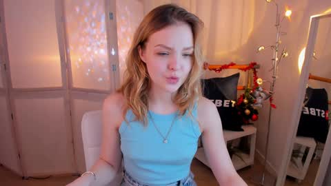 Snapshot of alice_tucci chatting on 12-19-24, 07:51 Alice online show from 12-19-24, 07:51