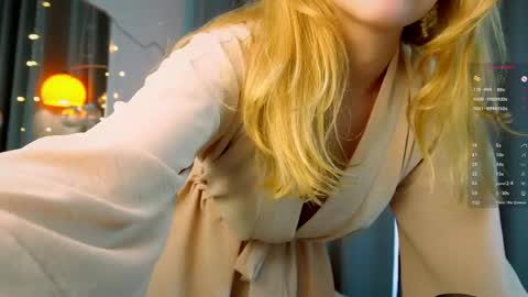 Snapshot of alice_tucci chatting on 05-19-26, 04:02 Alice online show from 05-19-26, 04:02