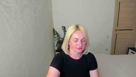 Snapshot of alicee__grace chatting on 06-20-26, 05:49 Alicee online show from 06-20-26, 05:49