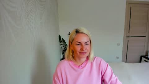 Snapshot of alicee__grace chatting on 06-26-26, 09:03 Alicee online show from 06-26-26, 09:03