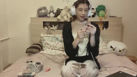 Snapshot of aliceinyourdreams chatting on 12-19-25, 11:06 Alice online show from 12-19-25, 11:06