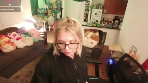 Snapshot of aliceliddell710 chatting on 09-20-25, 04:35 Alice Liddell online show from 09-20-25, 04:35