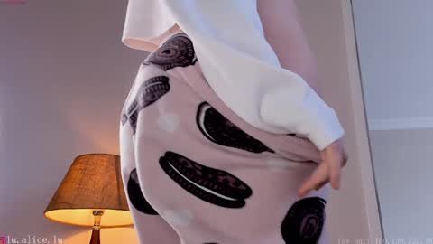 Snapshot of alicelu_ chatting on 02-05-25, 10:08 Elle online show from 02-05-25, 10:08