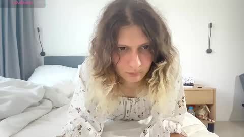 Snapshot of alicepinkhead chatting on 10-07-25, 06:10 AlicePinkhead online show from 10-07-25, 06:10