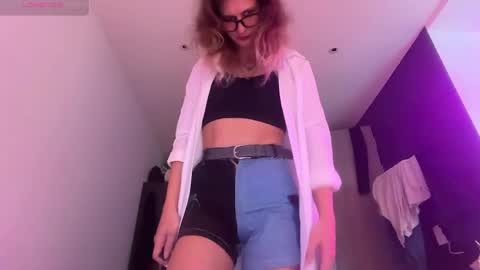 Snapshot of alicepinkhead chatting on 05-22-26, 08:32 AlicePinkhead online show from 05-22-26, 08:32