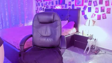 Snapshot of alicepopsy chatting on 09-28-25, 11:15 Alice online show from 09-28-25, 11:15