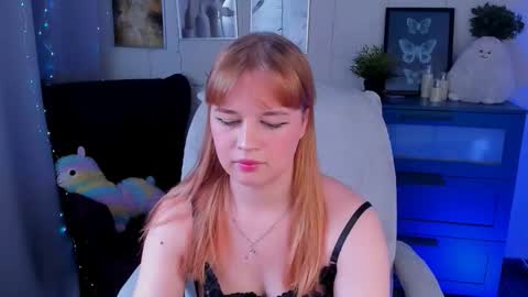 Snapshot of alicepopsy chatting on 11-22-25, 11:20 Alice online show from 11-22-25, 11:20