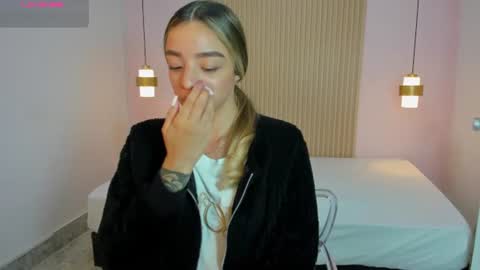 Snapshot of aliceross1 chatting on 06-11-26, 02:53 AliceRoss online show from 06-11-26, 02:53