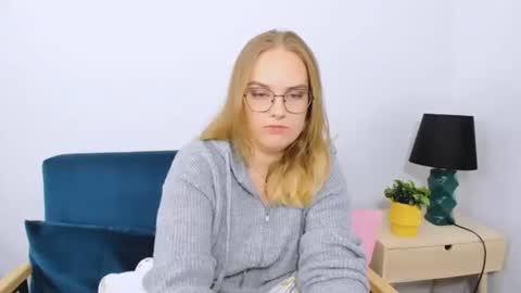 Snapshot of alicesensitive chatting on 10-17-25, 12:08 alicesensitive online show from 10-17-25, 12:08