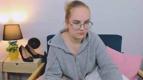 Snapshot of alicesensitive chatting on 11-17-25, 03:18 alicesensitive online show from 11-17-25, 03:18