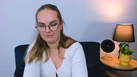 Snapshot of alicesensitive chatting on 11-18-25, 04:22 alicesensitive online show from 11-18-25, 04:22