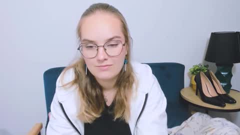 Snapshot of alicesensitive chatting on 11-25-25, 04:29 alicesensitive online show from 11-25-25, 04:29