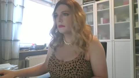 Snapshot of alicesissx13 chatting on 10-24-25, 08:33 Alice online show from 10-24-25, 08:33