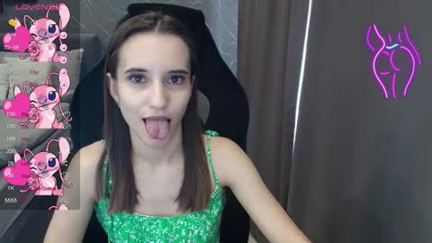 Snapshot of aliceweiss_ chatting on 11-06-25, 10:38 Alice online show from 11-06-25, 10:38