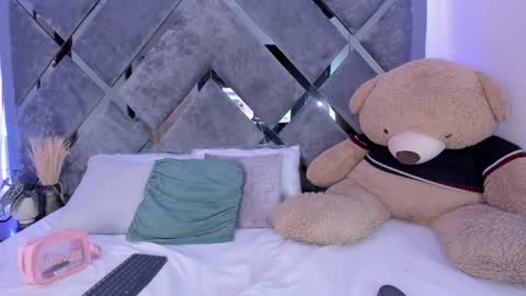 Snapshot of alicia_jerez1 chatting on 01-17-25, 01:35 Alice online show from 01-17-25, 01:35