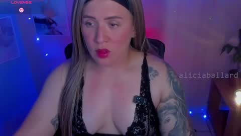 Snapshot of aliciaballard chatting on 07-01-26, 08:41 Jennyfer online show from 07-01-26, 08:41