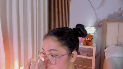 Snapshot of alicialevy chatting on 06-27-26, 10:20 LUNA online show from 06-27-26, 10:20
