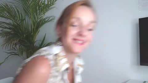 Snapshot of alicialux chatting on 10-15-25, 02:17 Alicia online show from 10-15-25, 02:17