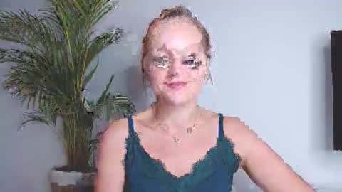 Snapshot of alicialux chatting on 10-24-25, 07:16 Alicia online show from 10-24-25, 07:16