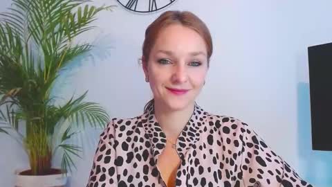 Snapshot of alicialux chatting on 11-21-25, 08:13 Alicia online show from 11-21-25, 08:13