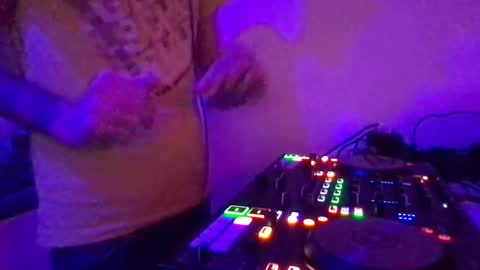 Snapshot of alien8720 chatting on 02-25-25, 05:25 busco rockera online show from 02-25-25, 05:25