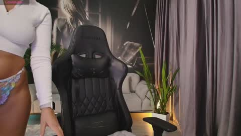 Aliessia online show from 10-15-25, 01:22