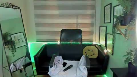 Snapshot of aliiz_01 chatting on 06-28-26, 07:53 Camii online show from 06-28-26, 07:53