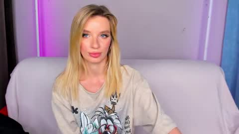 Snapshot of alina_lovelyx chatting on 06-11-26, 02:53 Alina online show from 06-11-26, 02:53