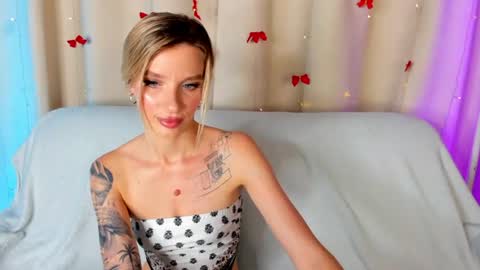 Snapshot of alina_lovelyx chatting on 06-28-26, 01:22 Alina online show from 06-28-26, 01:22