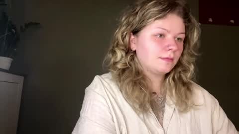 Snapshot of alinahotgirl chatting on 04-15-26, 01:18 Alina online show from 04-15-26, 01:18
