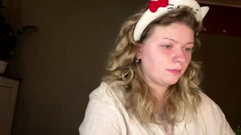 Snapshot of alinahotgirl chatting on 04-15-26, 10:32 Alina online show from 04-15-26, 10:32