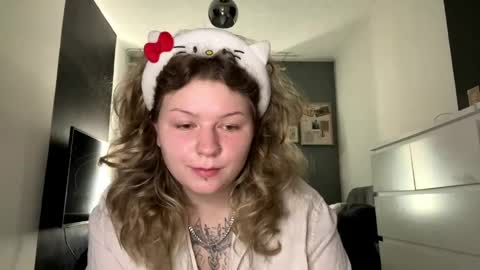 Snapshot of alinahotgirl chatting on 04-18-26, 10:41 Alina online show from 04-18-26, 10:41