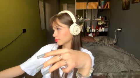 Snapshot of alinedifede chatting on 10-15-25, 07:30 Alice online show from 10-15-25, 07:30