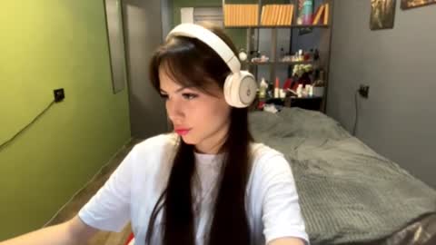 Snapshot of alinedifede chatting on 10-16-25, 10:05 Alice online show from 10-16-25, 10:05