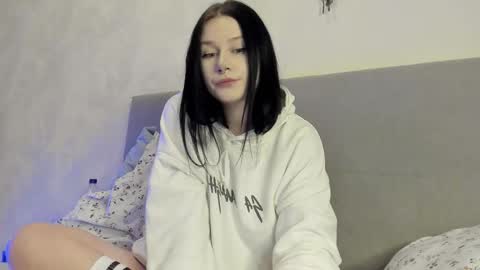 Aline Greeeen online show from 11-20-25, 04:23