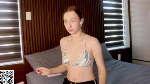 Snapshot of alisaa_01 chatting on 11-13-25, 04:22 Alice Fansly Alisa01 online show from 11-13-25, 04:22