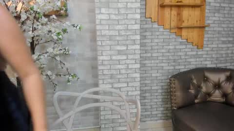 Snapshot of alisonn_doll chatting on 12-15-25, 01:04 alisonn_doll online show from 12-15-25, 01:04