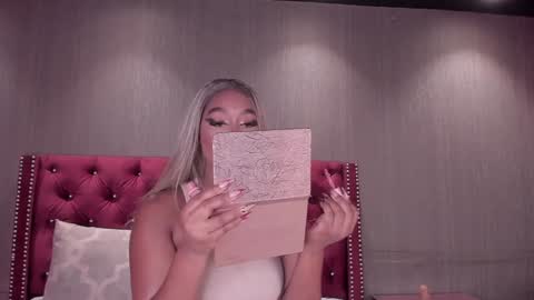 Snapshot of alisoon_moon chatting on 01-16-25, 10:10 Alison Moon online show from 01-16-25, 10:10