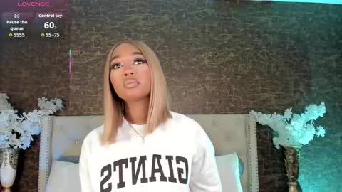 Snapshot of alisoon_moon chatting on 09-20-25, 10:55 Alison Moon online show from 09-20-25, 10:55