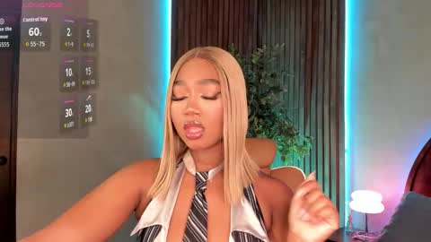 Snapshot of alisoon_moon chatting on 11-20-25, 11:15 Alison Moon online show from 11-20-25, 11:15