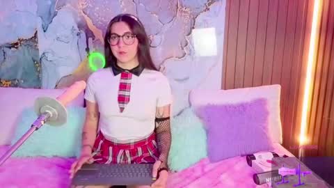 Snapshot of alissa_cute1 chatting on 04-28-26, 08:36 Mia online show from 04-28-26, 08:36