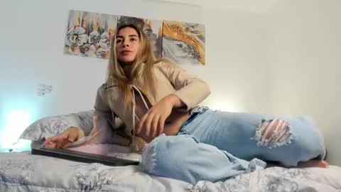 Snapshot of alissonroyce chatting on 10-18-25, 03:42 Goddess online show from 10-18-25, 03:42