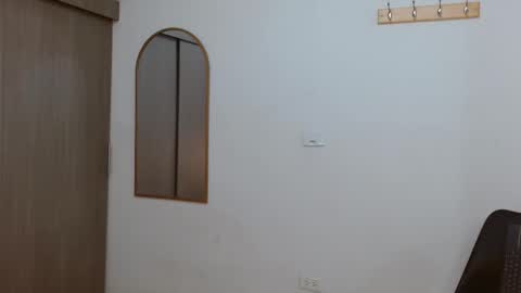 Snapshot of alixmartin1 chatting on 11-14-25, 04:28 alix online show from 11-14-25, 04:28