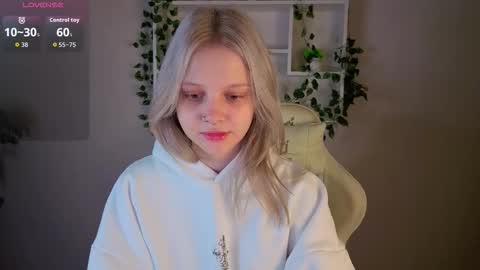 Snapshot of allice_cox chatting on 11-18-25, 01:11 Allice online show from 11-18-25, 01:11