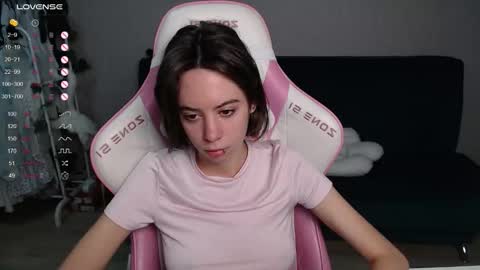 Snapshot of allie_hazie chatting on 10-25-25, 01:02 alice online show from 10-25-25, 01:02