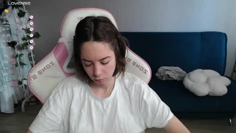 Snapshot of allie_hazie chatting on 06-01-26, 12:01 alice online show from 06-01-26, 12:01